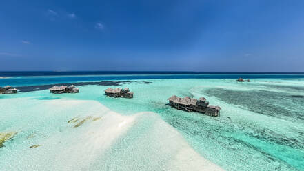 Malediven, Kaafu-Atoll, Luftaufnahme der Resort-Bungalows auf der Insel Lankanfushi - AMF09651