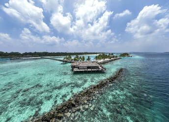 Maldives, Kaafu Atoll, Aerial view of resort bungalow on Lankanfushi island - AMF09654