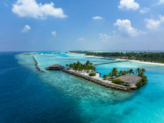 Malediven, Kaafu-Atoll, Luftaufnahme der Ferienanlage auf der Insel Lankanfushi - AMF09655