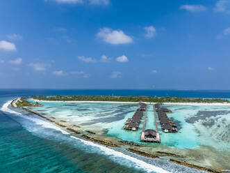 Malediven, Kaafu-Atoll, Luftaufnahme der Ferienanlage auf der Insel Lankanfushi - AMF09656