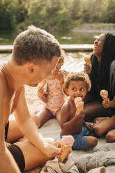 Glückliche Familie beim Eisessen im Urlaub - MASF32636