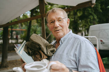 Porträt eines älteren männlichen Kunden beim Einkaufen auf dem Flohmarkt - MASF33084