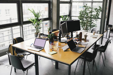 Laptop und Computer auf dem Schreibtisch im Büro - MASF33177