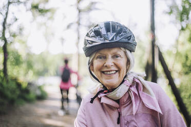 Porträt einer glücklichen älteren Frau mit Fahrradhelm - MASF33213