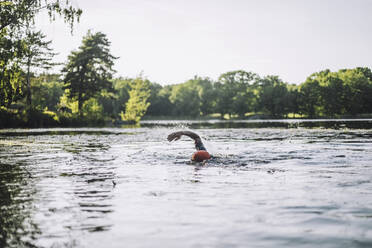 Älterer Mann übt Freistilschwimmen im See - MASF33242