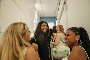 Teenager-Mädchen lachen mit Freundinnen im Einkaufszentrum - MASF33348