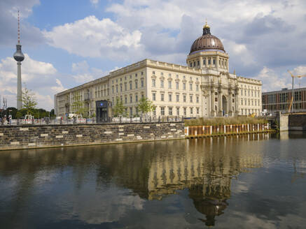 Deutschland, Berlin, Berliner Schloss mit Spree im Vordergrund - WIF04624