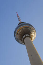 Deutschland, Berlin, Tiefblick auf den Berliner Fernsehturm - WIF04627