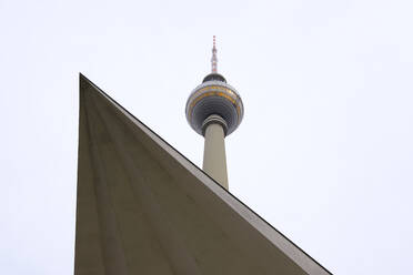 Deutschland, Berlin, Tiefblick auf den Berliner Fernsehturm - WIF04631