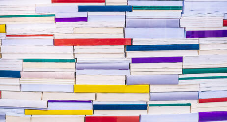 Vollbild von übereinander gestapelten bunten Büchern im Geschäft - AMWF01040