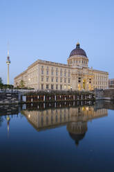 Deutschland, Berlin, Berliner Schloss spiegelt sich in der Spree in der Abenddämmerung - WIF04633