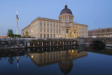 Deutschland, Berlin, Berliner Schloss spiegelt sich in der Spree in der Abenddämmerung - WIF04634