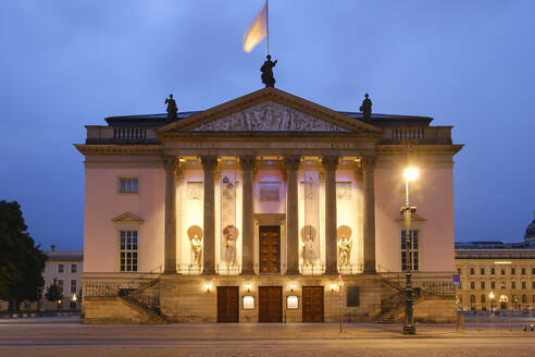 Deutschland, Berlin, Beleuchtete Fassade der Berliner Staatsoper in der Abenddämmerung - WIF04641