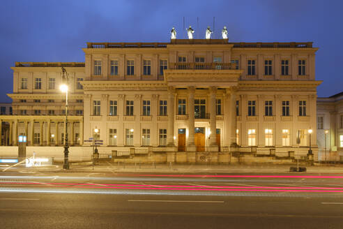 Deutschland, Berlin, Fahrzeug-Lichtspuren vor dem Kronprinzenpalais in der Abenddämmerung - WIF04643