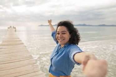 Couple holding hands on jetty - JOSEF14787