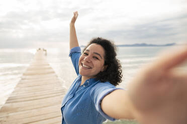 Happy woman enjoying on jetty - JOSEF14834