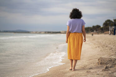 Frau geht am Strand spazieren - JOSEF14838