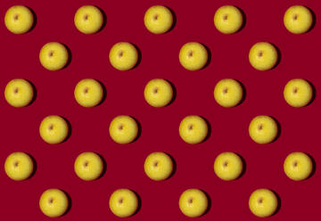 Muster von halbierten Zitronen flach auf rotem Hintergrund - GIOF15646