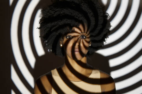 Junge Frau mit spiralförmigem Schatten auf dem Körper - JSMF02516