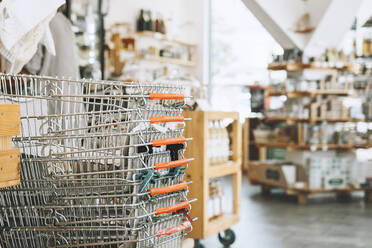 Stapel von Einkaufskörben im Zero Waste Shop - NDEF00089