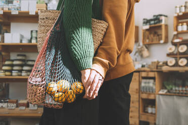 Couple holding hands in sustainable shop - NDEF00197