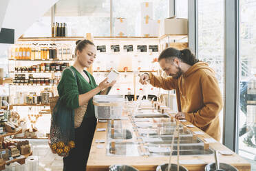 Ehepaar kauft gemeinsam in einem Zero-Waste-Shop ein - NDEF00199