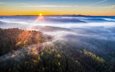 Deutschland, Baden-Württemberg, Drohnenansicht des Haselbachtals bei nebligem Herbstsonnenaufgang - STSF03672