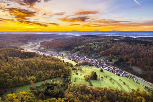 Deutschland, Baden-Württemberg, Drohnenansicht eines Dorfes im Nassachtal in der Herbstdämmerung - STSF03684