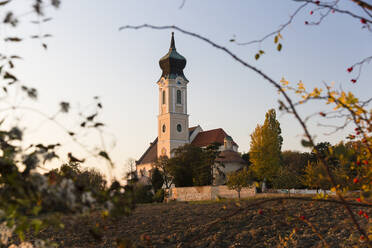 Österreich, Niederösterreich, Mistelbach, Kirche St. Martin in der Herbstdämmerung - AIF00769