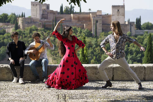 Tänzer und Musiker bei einer Flamenco-Aufführung an einem sonnigen Tag vor der Alhambra, Granada, Spanien - JSMF02520
