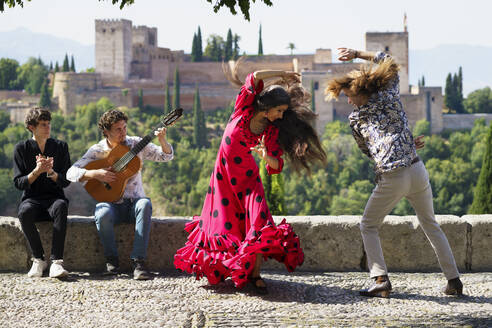 Musiker und Tänzer beim Flamenco in der Alhambra, Granada, Spanien - JSMF02521