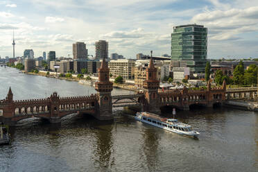 Deutschland, Berlin, Fähre unter der Oberbaumbrücke hindurch - TAMF03601