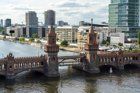 Deutschland, Berlin, Oberbaumbrücke mit Mediaspree-Viertel im Hintergrund - TAMF03602