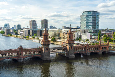 Deutschland, Berlin, Oberbaumbrücke mit Mediaspree-Viertel im Hintergrund - TAMF03603