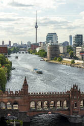 Deutschland, Berlin, Spree mit Oberbaumbrücke im Vordergrund und Berliner Fernsehturm im Hintergrund - TAMF03606
