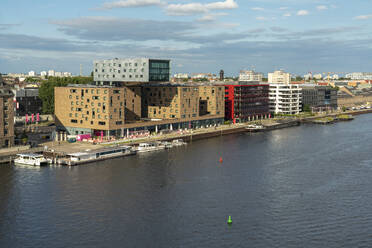 Deutschland, Berlin, Fluss Spree mit Gebäuden des Mediaspree-Viertels im Hintergrund - TAMF03607