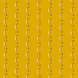 Muster von Bananen flach auf gelbem Hintergrund - GIOF15651