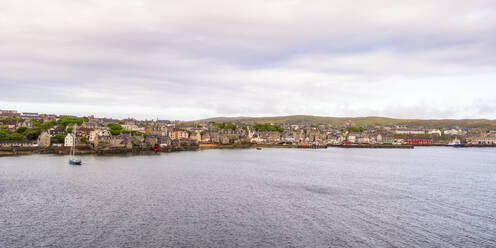 UK, Schottland, Lerwick, Panoramablick auf die Küstenstadt - SMAF02393