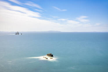 UK, Schottland, Luftaufnahme des blauen Meeres mit den Drongs Sea Stacks im Hintergrund - SMAF02400