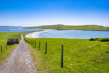 UK, Schottland, Leere unbefestigte Straße, die nach Minn Beach führt - SMAF02411