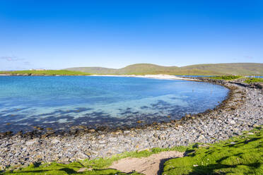 UK, Schottland, felsige Küste mit Minn Beach im Hintergrund - SMAF02415