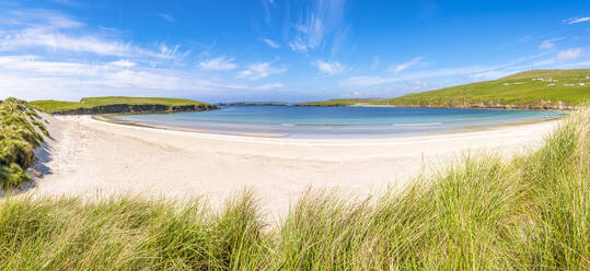 UK, Schottland, Panoramablick auf den Strand von Scousburgh Sands im Sommer - SMAF02456