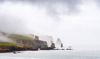 UK, Schottland, Blick auf die Drongs Sea Stacks bei nebligem Wetter - SMAF02457