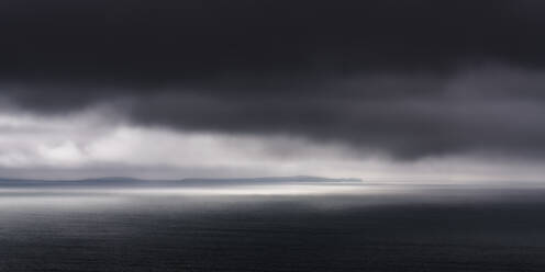 UK, Schottland, Panoramablick auf dunkle, dramatische Wolken über der Saint Magnus Bay - SMAF02460