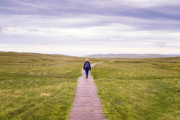 UK, Schottland, Unst, Wanderin auf der Promenade im Hermaness National Nature Reserve - SMAF02468