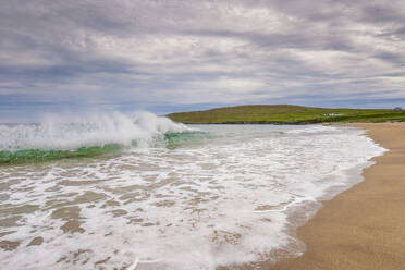 UK, Schottland, Unst, Welle bricht in Norwick Beach - SMAF02469