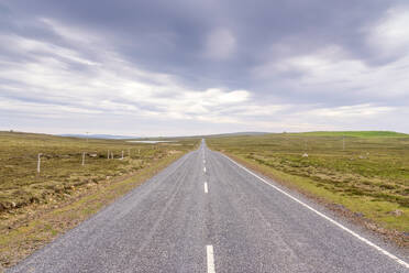 UK, Schottland, Unst, Wolken über leerer Asphaltstraße auf den Shetlandinseln - SMAF02470