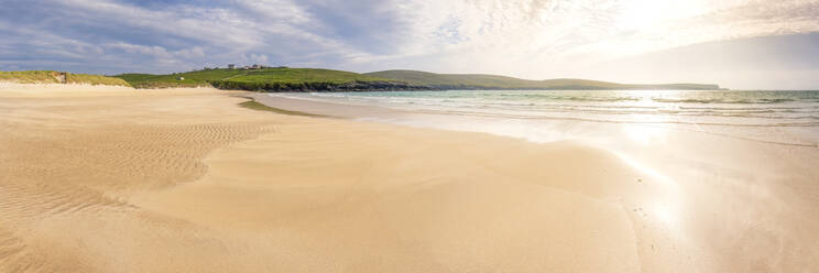 UK, Schottland, Yell, Panoramablick auf den Strand Sands of Breckon bei Sonnenuntergang - SMAF02473