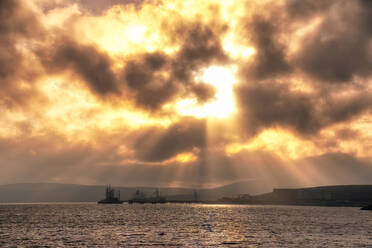 UK, Schottland, Dramatischer Sonnenuntergang über Sullom Voe mit Ölterminal und Gasanlage im Hintergrund - SMAF02476