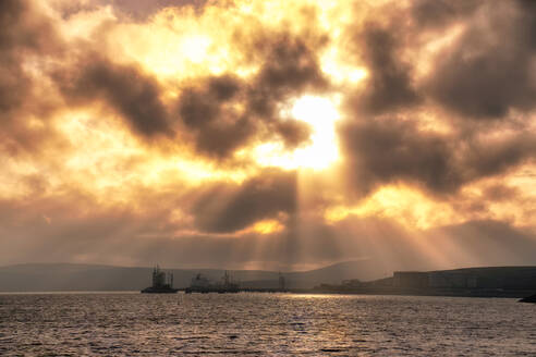 UK, Schottland, Dramatischer Sonnenuntergang über Sullom Voe mit Ölterminal und Gasanlage im Hintergrund - SMAF02476